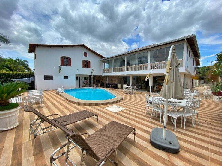CASA À VENDA NO LAGO NORTE –  05 QUARTOS – 03 SUÍTES – LOCALIZADA NA QL 10 – COM VARANDA