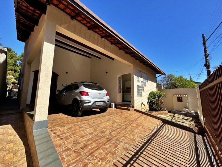 CASA À VENDA NO JARDIM BOTÂNICO –  04 QUARTOS SENDO 03 SUÍTES –  LOCALIZADA NO CONDOMÍNIO QUINTAS SOL NA QD. 02 – COM PISCINA E ÁREA DE LAZER