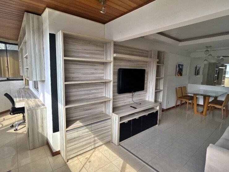 APARTAMENTO 02 QUARTOS TODO MOBILIADO  – PISO EM PORCENATO – 01 VAGA NA GARAGEM