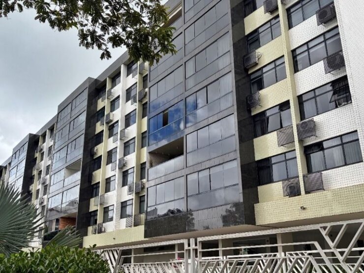 APARTAMENTO C/ VARANDA – 4 QUARTOS – 01 SUÍTE – 01 VAGA NA GARAGEM