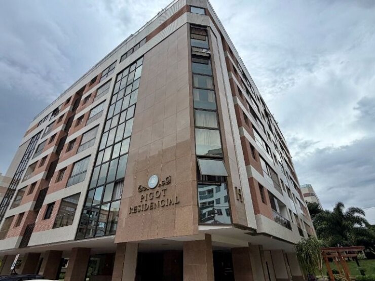 APARTAMENTO MOBILIADO COM 03 QUARTOS SENDO 01 SUÍTE E 02 SEMI SUÍTES.